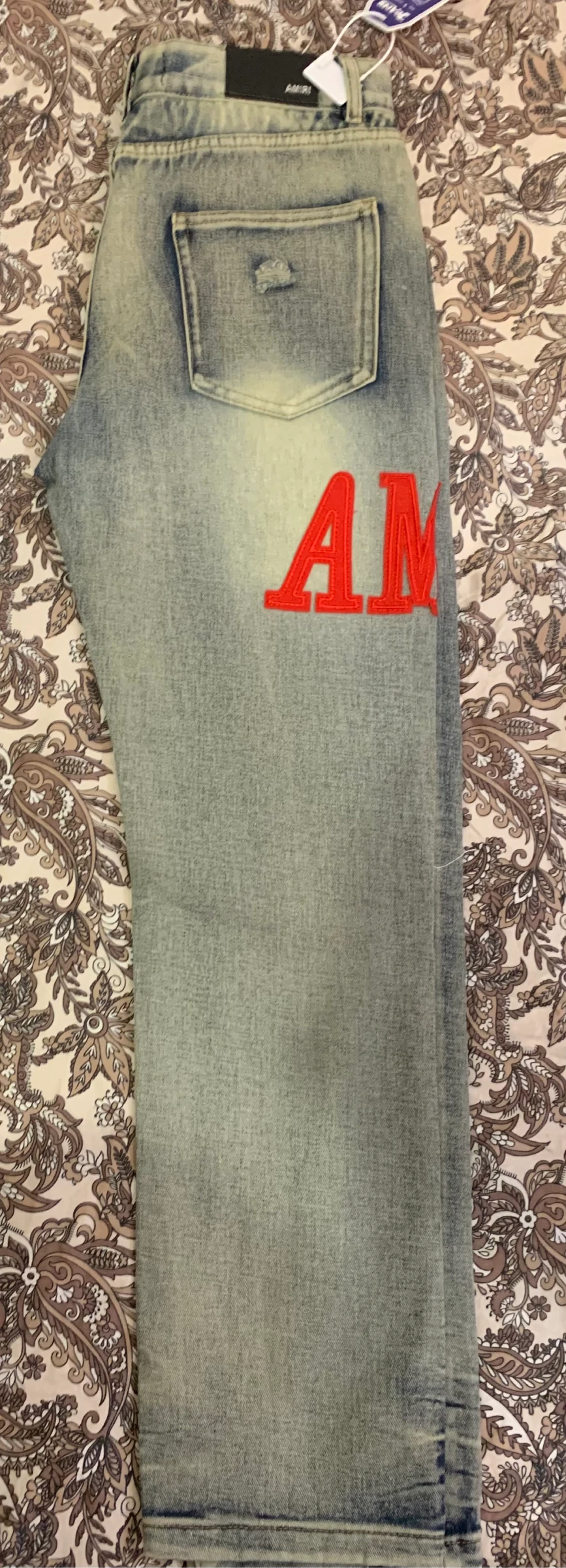 Jeans masculino azul deslavado rasgado – Corte slim com patches vermelhos, estilo streetwear – photo 7